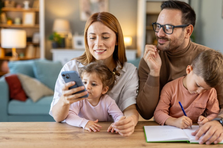 Eine Familie informiert sich über Unterstützungsangebote hinsichtlich Care-Arbeit