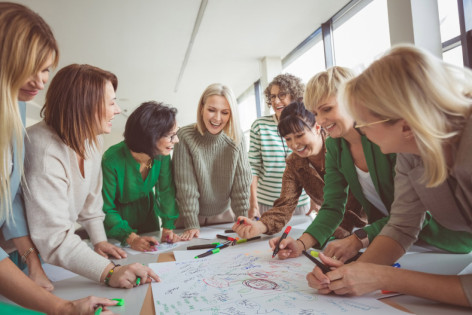Eine Gruppe Unternehmer diskutiert Ideen beim Ideenwettbewerb "49 gewinnt"
