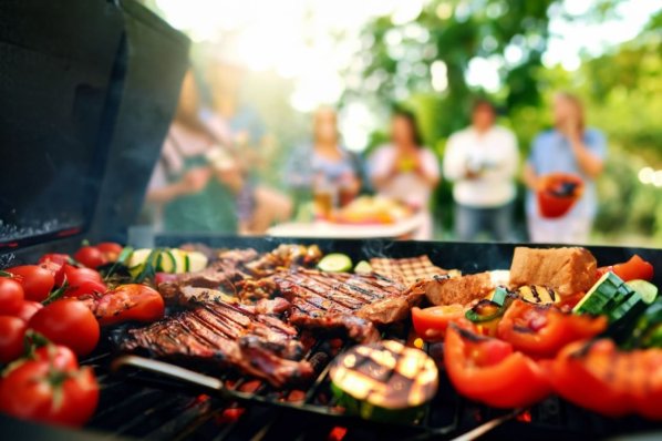 Gesunde Fleischalternativen liegen auf einem Grill