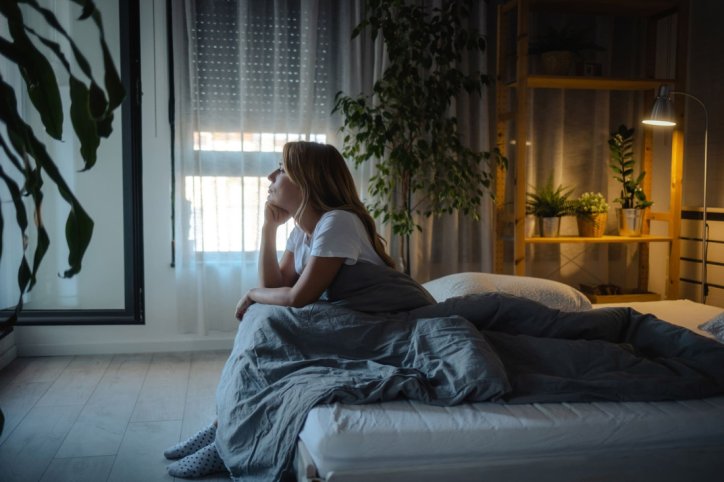 Eine Frau kann aufgrund von Nachtschweiß nicht mehr einschlafen 