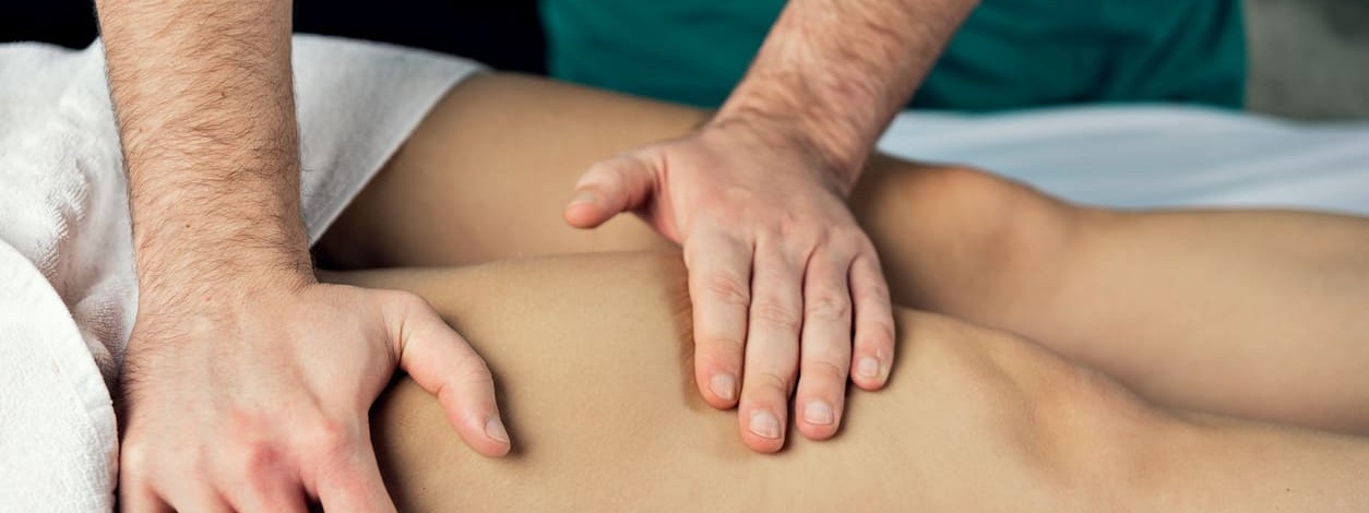 Manuelle Lymphdrainage (MLD) wird am Bein durchgeführt