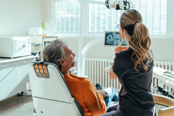 Eine Stipendiantin für Zahnmedizin behandelt einen Patienten