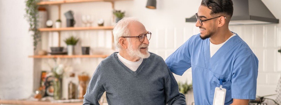 Ein an Parkinson erkrankter Senior wird im Alltag unterstützt