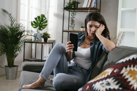 Eine Frau leidet unter Hypochondrie und sucht nach Krankheitssymptomen im Internet