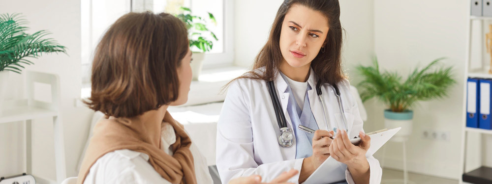 Ärztin befragt Patientin zu Reiseschutzimpfungen in der neuen Spezialambulanz