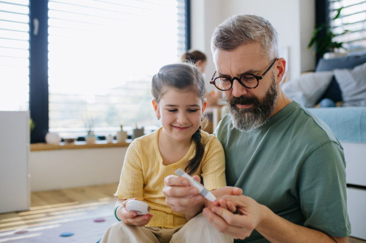 Junge Diabetikerin reist mit ihrem Vater.