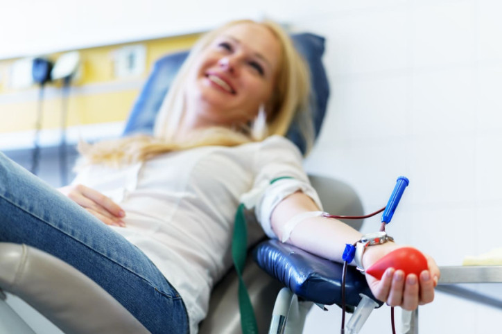 Frau hat gutes Gefühl beim Blutspenden.