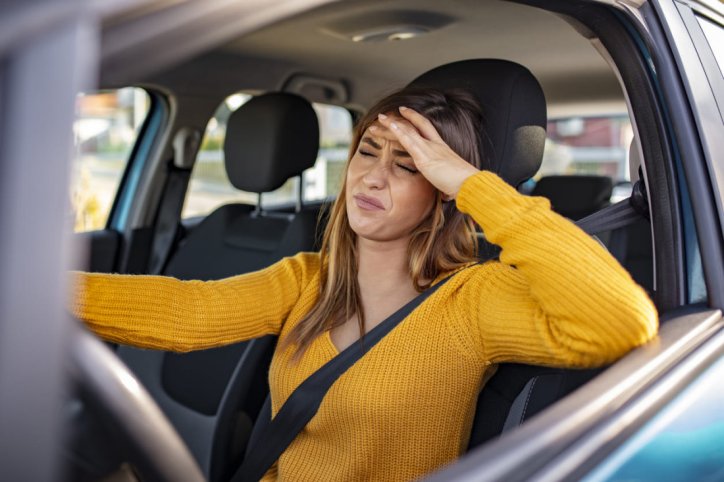 Junge Frau mit Grauem Star hat Sehprobleme beim Autofahren