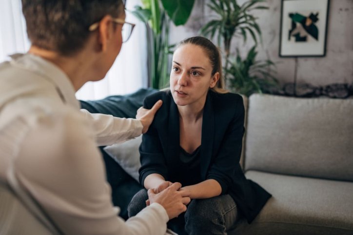 Frau lässt psychosomatische Symptome ärztlich abklären.