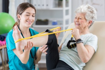Ältere Frau und Physiotherapeutin