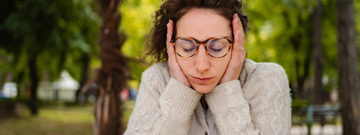 Eine Frau leidet an Sommerdepression