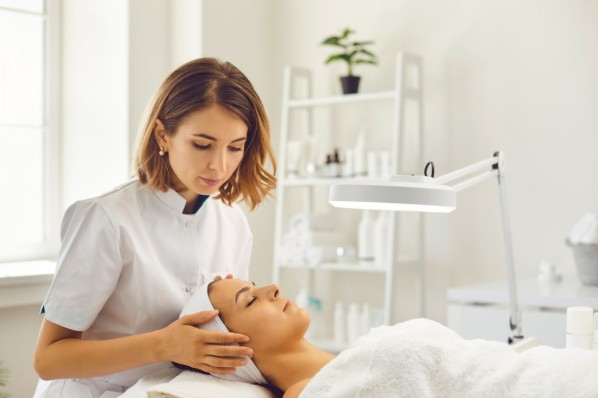 Eine Frau lässt Dermaplaning professionell durchführen