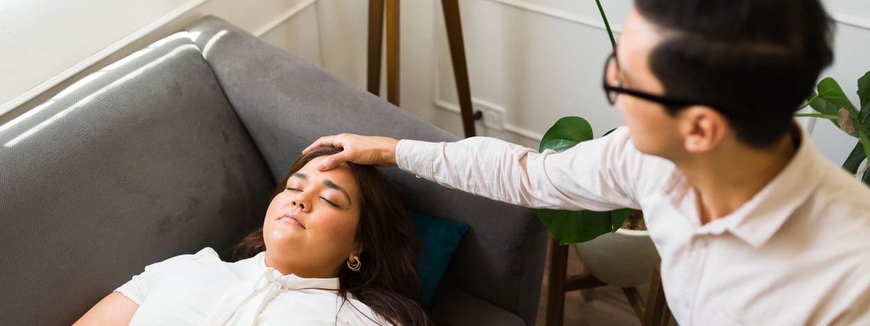 Eine Frau wird durch einen Hypnosetherapeuten hypnotisiert