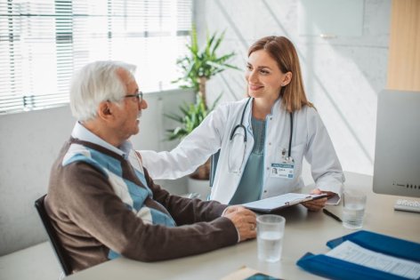 Eine Ärztin berät einen Patienten.