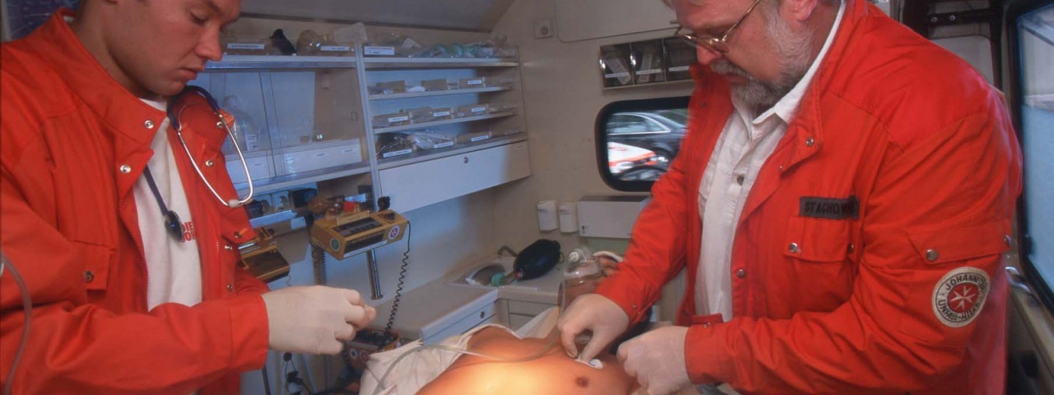 2 Sanitäter versorgen im Krankenwagen einen Patienten