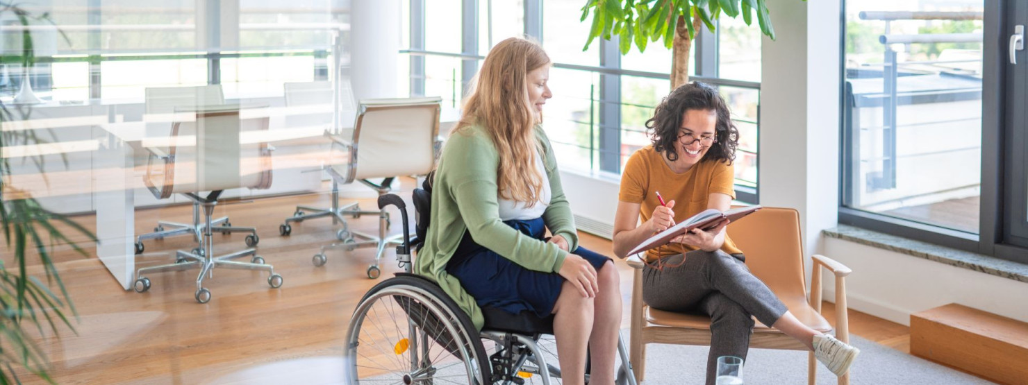 Zwei Kolleginnen melden zusammen die Ausgleichsabgabe.