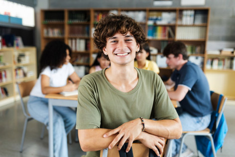 Ein junger Mann tauscht sich zum Beruf der MFA aus