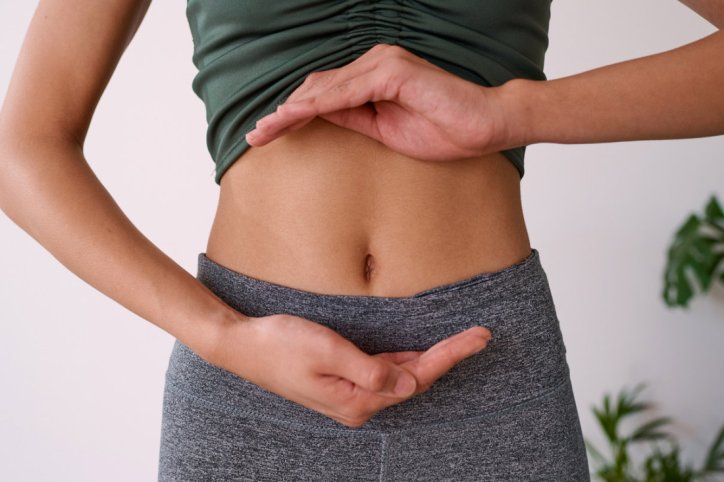 Ein Frau hält das Mikrobiom im Gleichgewicht