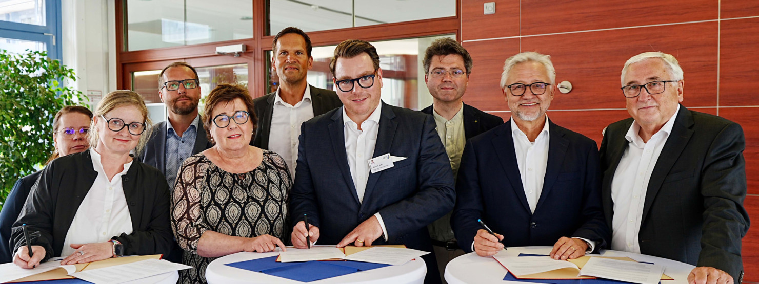 Finanzminister des Landes Sachsen-Anhalt, bei der Unterzeichnung der Rahmenvereinbarung zur gemeinsamen Errichtung des Campus Dessau der Universitätsmedizin Magdeburg, im Städtischen Klinikum Dessau.