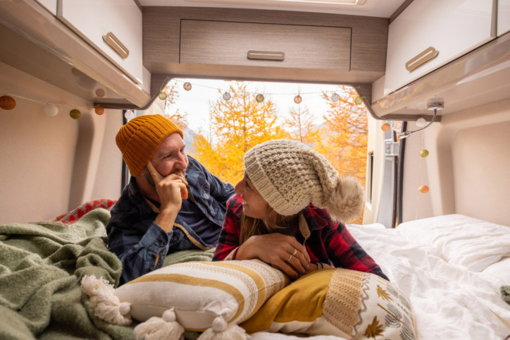 Ein Paar probiert Lagom beim gemeinsamen Camping aus