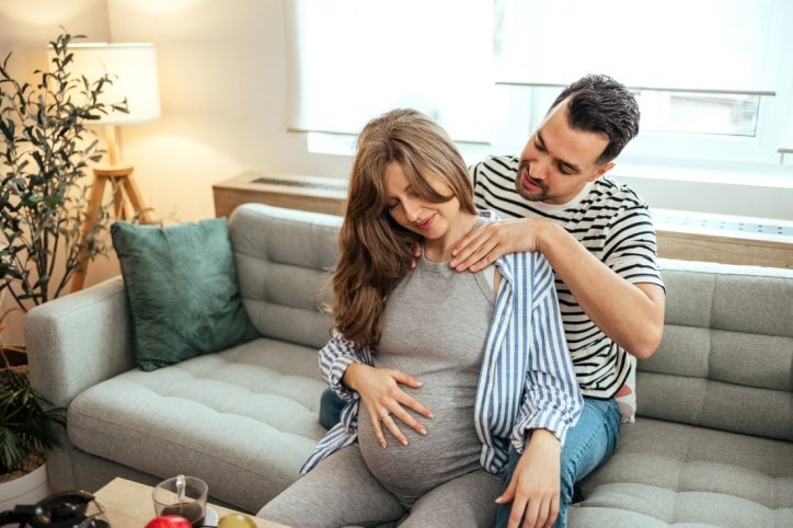 Eine Schwangere wird von ihrem Partner mit Hypnobirthing-Techniken unterstützt