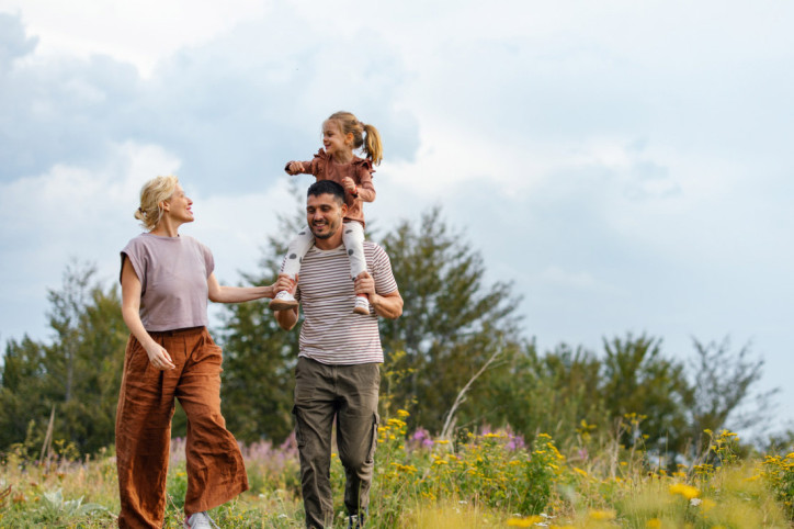 Eine Familie genießt das Landleben bei einem Spaziergang