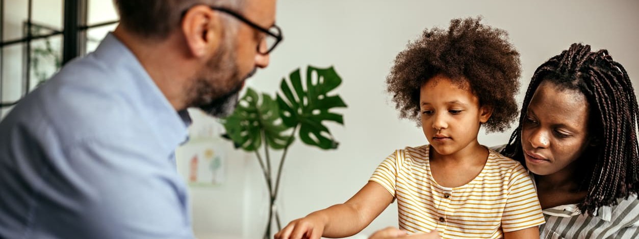 Neuer Kinder- und Jugendpsychologe behandelt kleines Mädchen