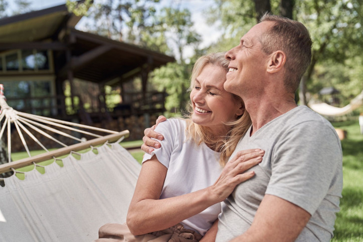 Mann hält eine Frau im Arm