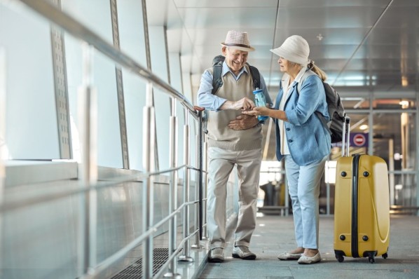 Älteres Paar am Flughafen vor fernreise