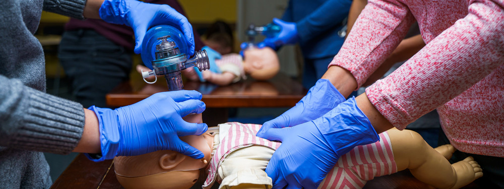Personl des Städtischen Klinikums Dessau zeigen im Reanimationskurs wie Eltern den plötzlichen Kindstod abwenden können.