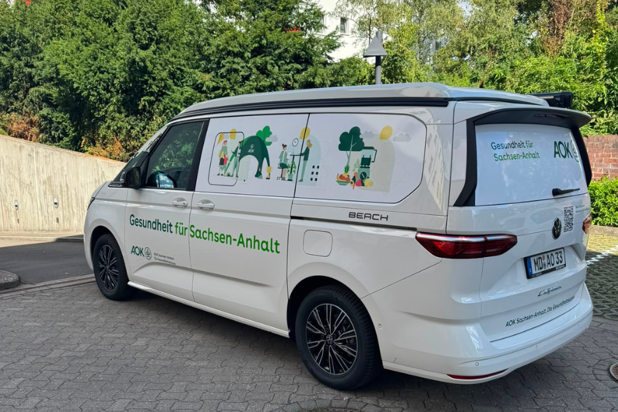 Das parkende AOK-Mobil der AOK Sachsen-Anhalt