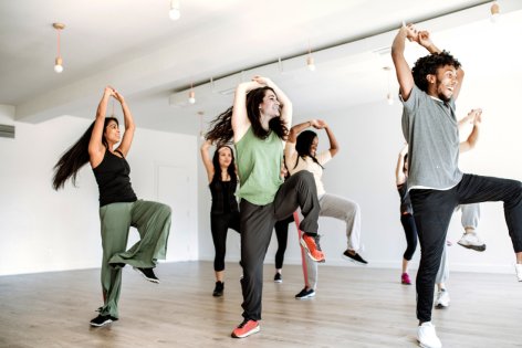 Eine Gruppe Jazz Dancer üben.