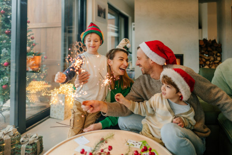 Eine junge Familie genießt stressfreie Weihnachten
