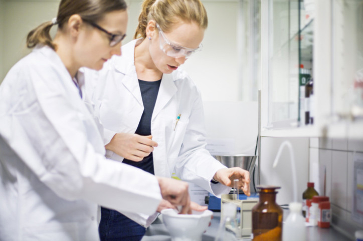 Zwei Frauen arbeiten im Labor.