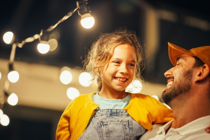 Ein Vater genießt mit seiner kleinen Tochter das Lichterfest