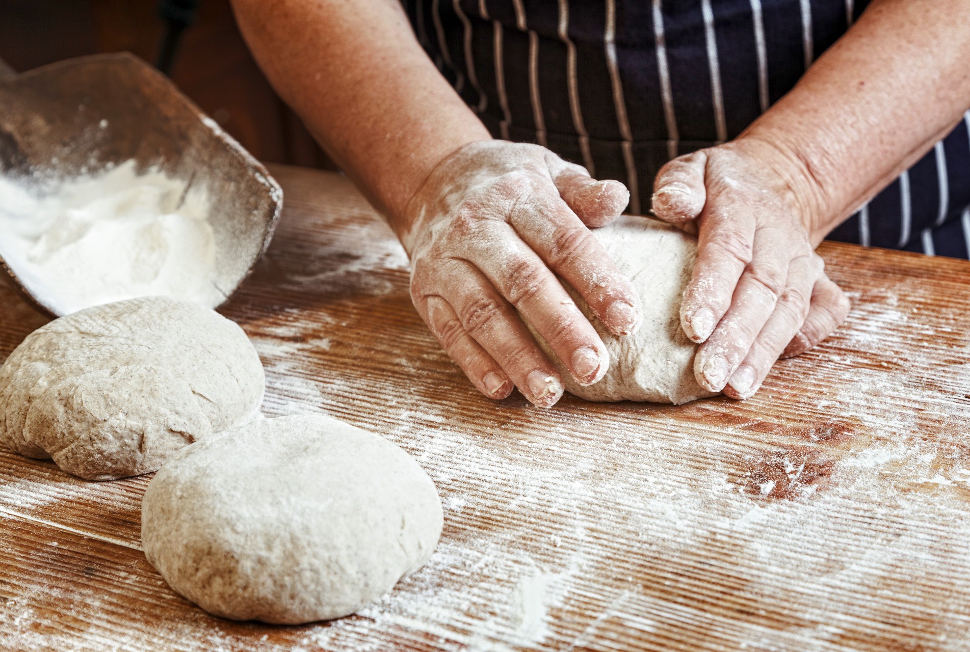 Руки тесто. Человек в тесте. Shutterstock bread woman. Руки месят тесто. Руки тесто.