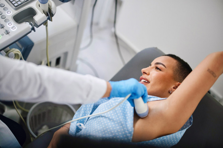 Eine Narbenultraschalltherapie wird bei einer jungen Frau durchgeführt