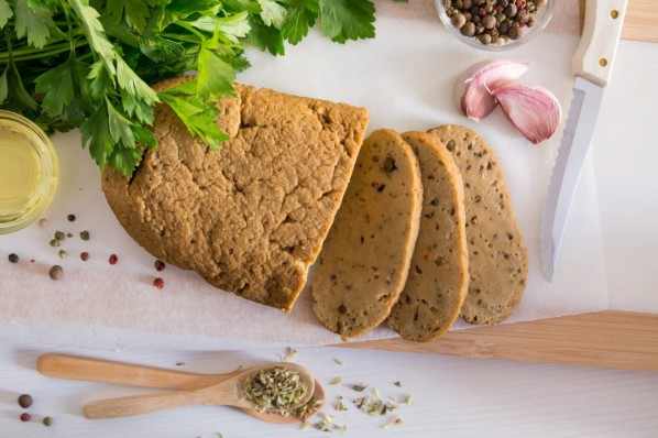 Seitan liegt als Fleischersatz auf einem Brett
