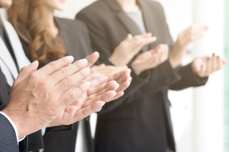 Geschäftsleute applaudieren