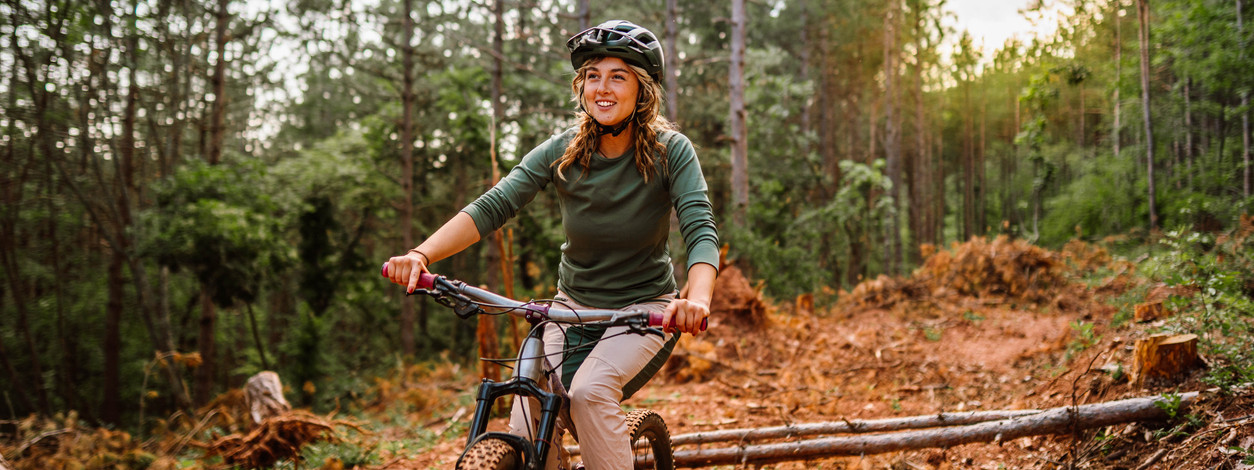 Eine junge Frau erkundert Sachsen-Anhalt auf dem Mountainbike