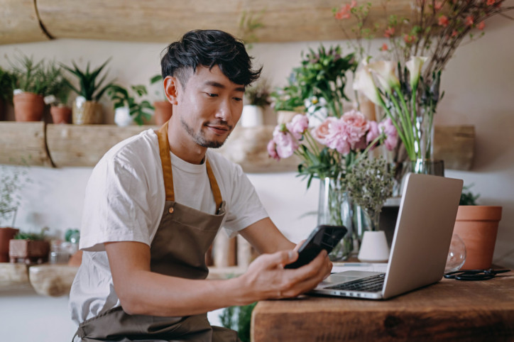 Mann verwaltet Krankenkassen-Anliegen digital ohne Papierkram. - AOK Sachsen-Anhalt bietet vielfältige Online-Programme und Services sicher, bequem, einfach und schnell. 