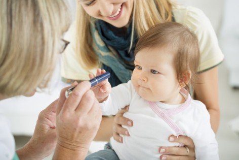 Ein Baby wird auf Amblyopie untersucht.