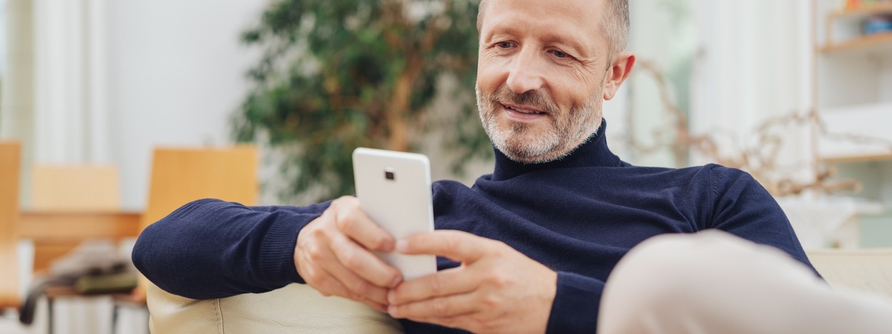 Mann Mitte 50 nutzt „AOK Mein Leben“-Smartphone-App