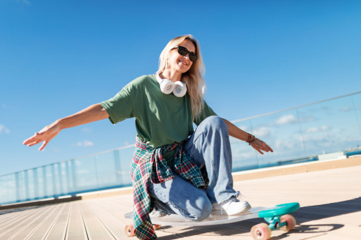 Eine Frau fährt Longboard bei schönem Wetter