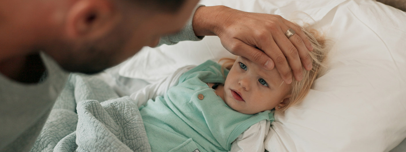Ein Vater sorgt sich um seine kleine Tochter nach einem Fiebertraum