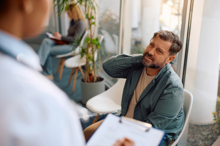 Ein Arzt führt eine Anamnese bei Verdacht auf chronische Enttzündungen durch