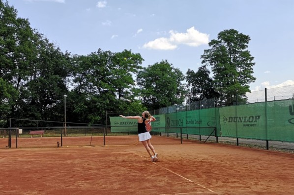 BGM-Mitarbeiterin Seline Koch beim Tennis spielen
