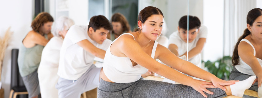 Teilnehmer einer Barre-Class führen eine Übung durch
