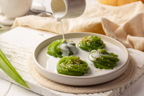 Ein Dessertteller, der mit Pandan abgerundet wurde