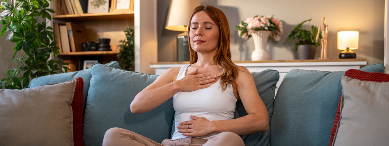 Eine Frau freut sich über ihre Darmgesundheit